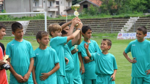 Борислава Борисова връчи купи на победителите във футболен турнир