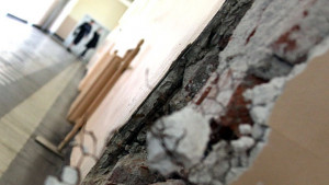 Срути се фасадата на столично училище