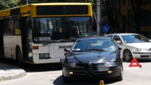 Пътник пострада при сблъсък на автобус с лек автомобил