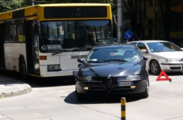 Пътник пострада при сблъсък на автобус с лек автомобил