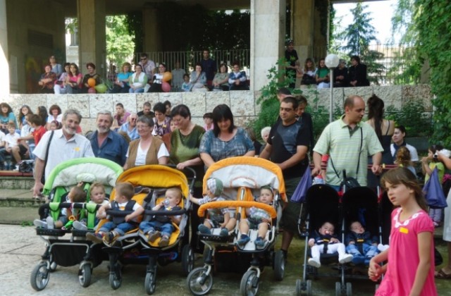 Сдружение „Двойна радост” подари празник на близнаци от Силистра