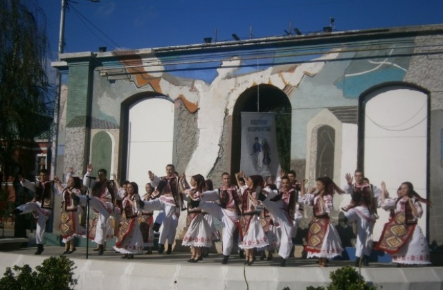 Румънци, грузинци и поляци танцуваха в Кюстендил за Мир на Балканите