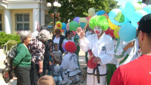 Палячовцитаекуондисти забавляваха децата на Враца