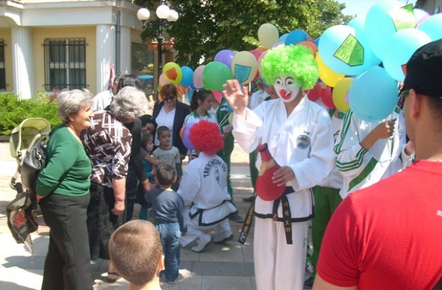 Палячовци-таекуондисти забавляваха децата на Враца