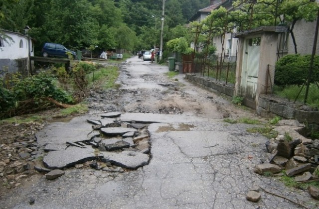Две молби за помощ след наводнението на ул. Бодрост