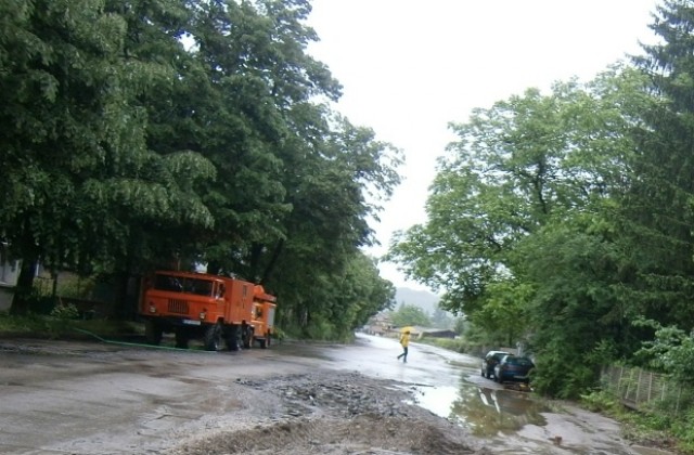 Заоблачаване, на места с валежи