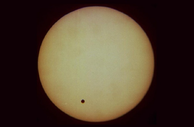 Предават онлайн пасажа на Венера пред диска на слънцето