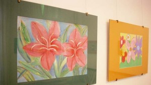 Деца редят рисувана коприна в Художествената галерия