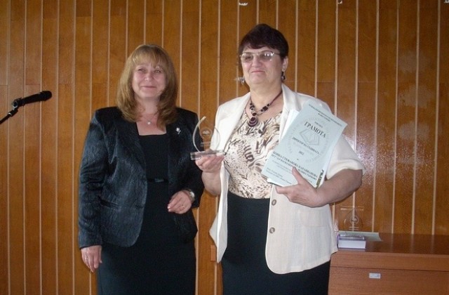 Връчиха наградите Неофит Рилски на директори и учители