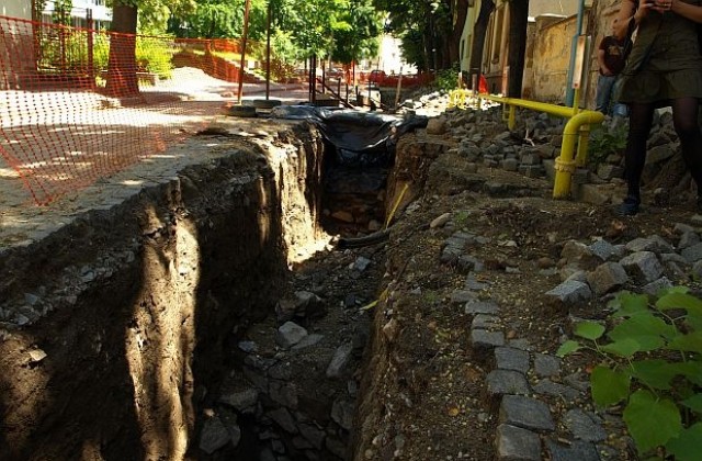 Работници откриха гроб от началото на IV век в Пловдив