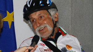 Веломаратонец носи в Англия алтернативен олимпийски огън