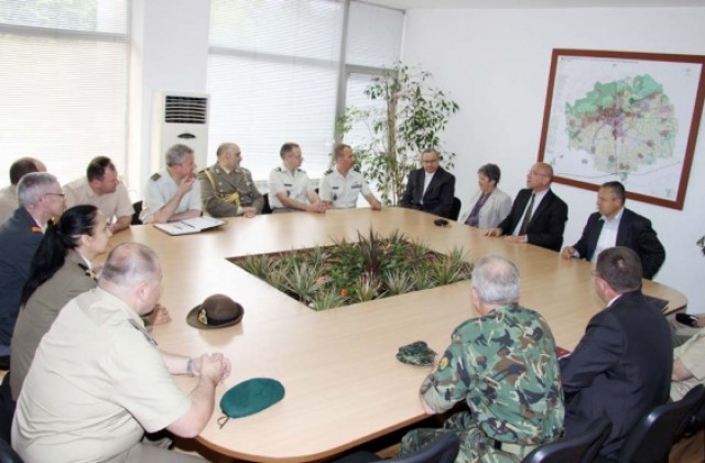 Военните аташета на страни-членки на НАТО на разговори с местната власт