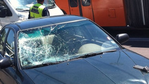 Полицейски автомобил удари велосипедистка момичето минало на червено