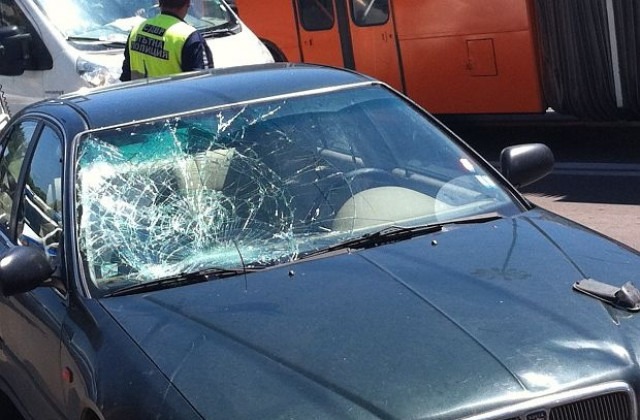 Полицейски автомобил удари велосипедистка, момичето минало на червено