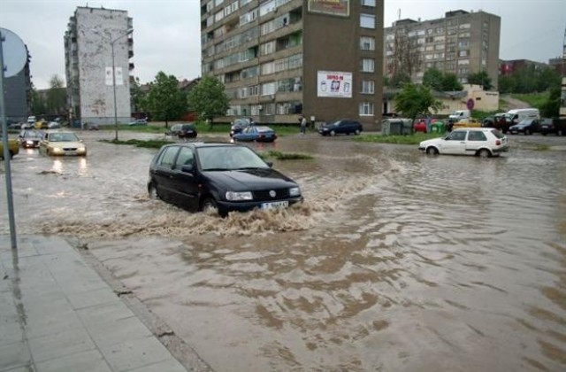 Чистят дъждопреливните шахти в Търговище
