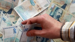 Вкарват добавката за прослужено време в заплатите на чиновниците от