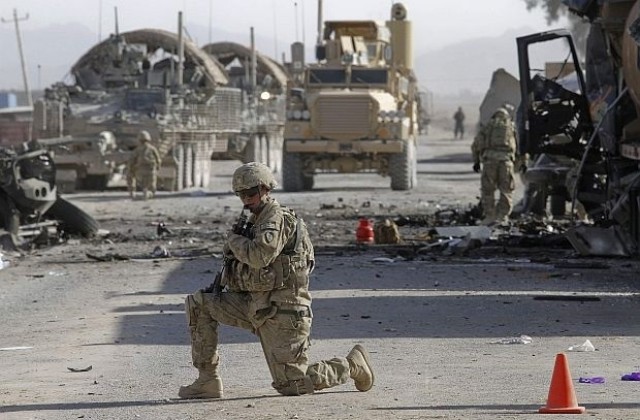 Четирима френски военни са убити при нападение в Афганистан