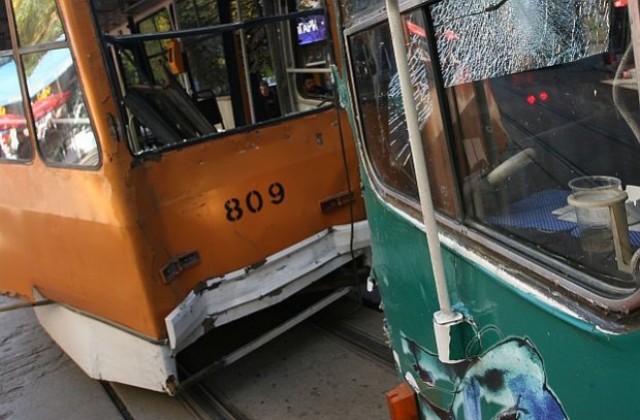 Два трамвая се сблъскаха в столицата, трима души са леко ранени