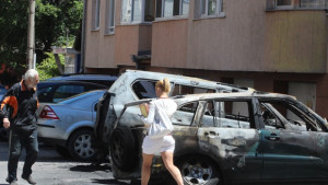 Кола горя в София