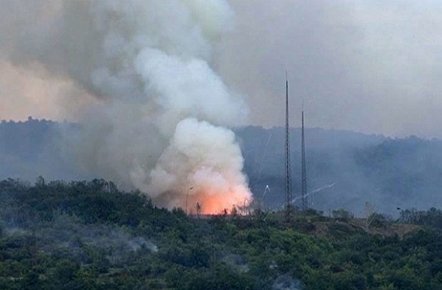 Военнослужещи обезопасяват района на взривовете край Петолъчката