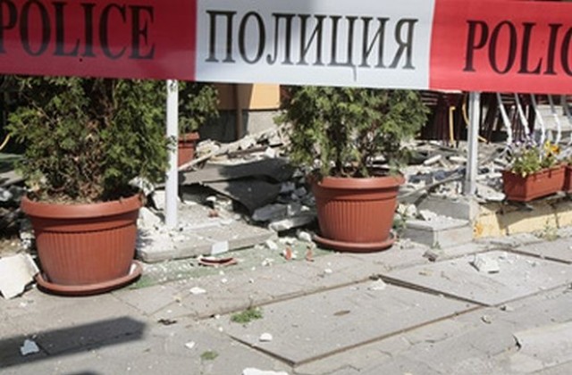 Падна част от козирката на сграда в София. През лятото събарят 12 опасни общински сгради