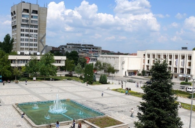 Благотворителна изложба Красотата лекува гостува в Г. Оряховица