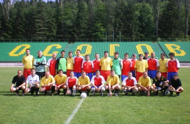 Футболните съдии от Кюстендил- Дупница закриха сезона с двубой и банкет