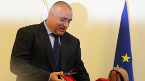 Ножичка кирка и торта с мантинела получи Борисов за рождения
