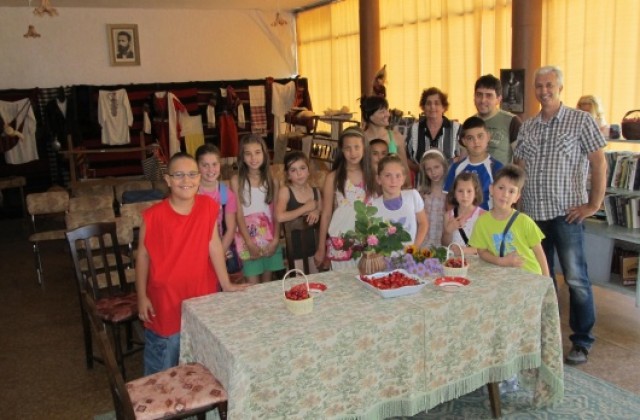 Ученици от НУ Св. Климент Охридски се срещнаха с българите от Горановци
