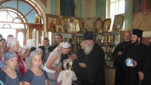 Митрополит Гавриил заведе свещеници и миряни в Украйна