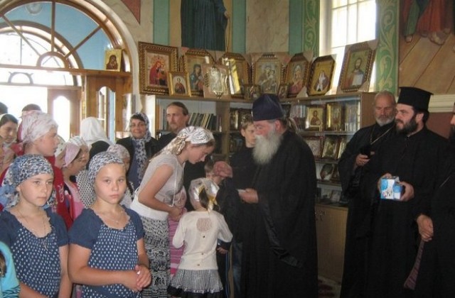 Митрополит Гавриил заведе свещеници и миряни в Украйна