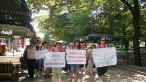 Работниците от Родопа Шумен продължават протестите си