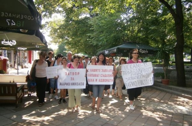 Работниците от „Родопа-Шумен продължават протестите си