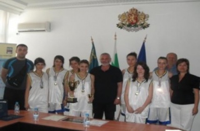 Математички станаха шампионки по баскетбол в ученическите игри