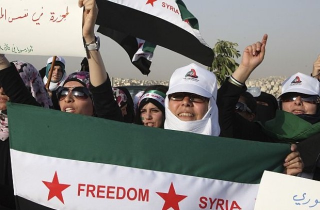Париж обмисля да предостави на сирийските бунтовници комуникационни средства