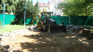 Паркове и градини разчистиха 30 см бетон пред Пощата