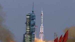 Китай изстреля космически кораб с първата жена китайски космонавт
