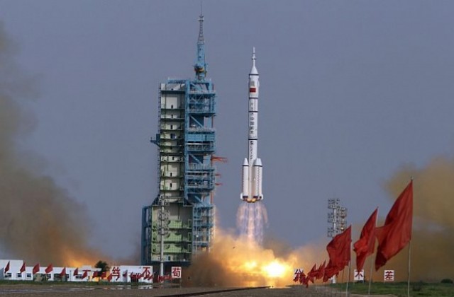 Китай изстреля космически кораб с първата жена китайски космонавт