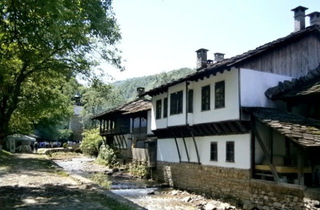 Слънчево и горещо