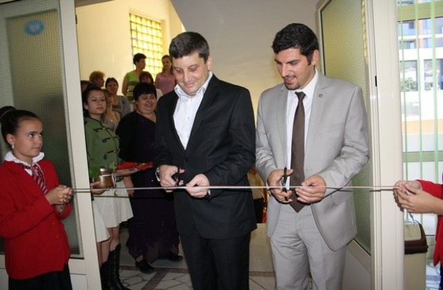 Депутатът от ГЕРБ Диан Червенкондев откри новия офис на РИО на МОН в Сливен