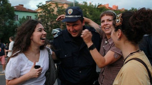 Когато младите целуват полицейски шлемове