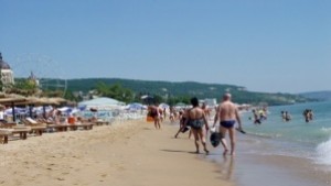 Погват плажните търговци глобяват за царевица и гевреци