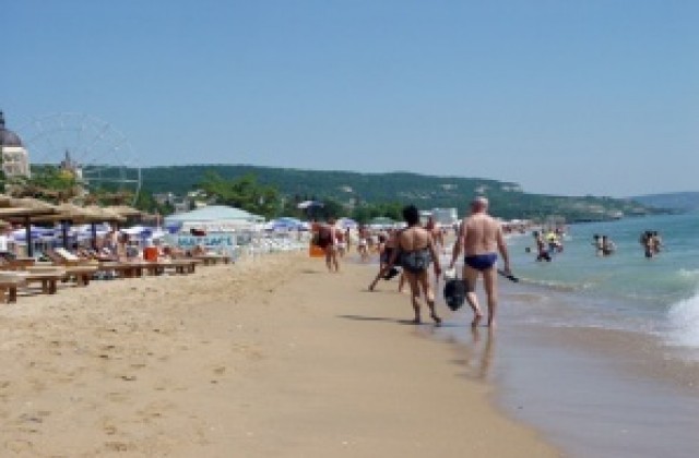 Погват плажните търговци, глобяват за царевица и гевреци