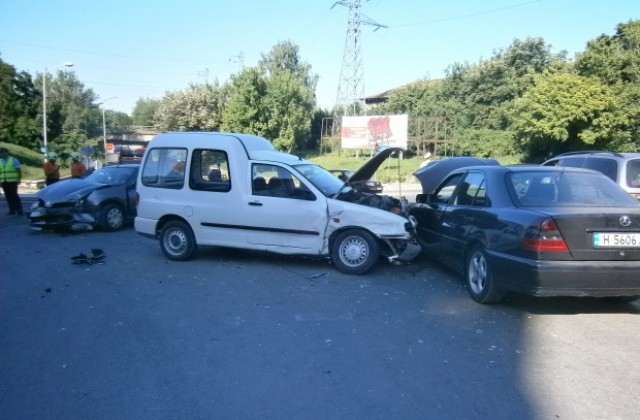 Три коли се блъснаха на кръстовище в Шумен, има пострадали