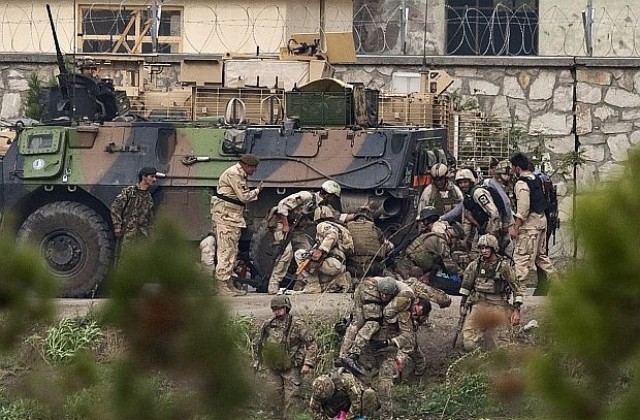 Трима мъже от афганистанската полиция убиха американски войник