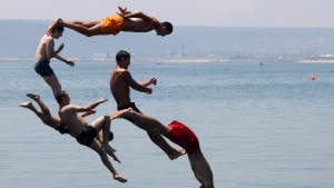 Полицаи яхват колелета във Варна няма да пазят плажовете по