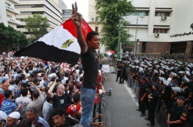Ахмед Шафик печели изборите в Египет, твърдят от щаба му