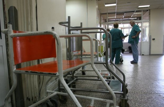 Кола блъсна 11-годишна, има опасност за живота й