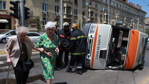 Автомобил на НСО удари линейка няма ранени