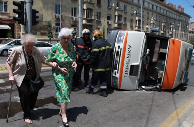 Автомобил на НСО удари линейка, няма ранени